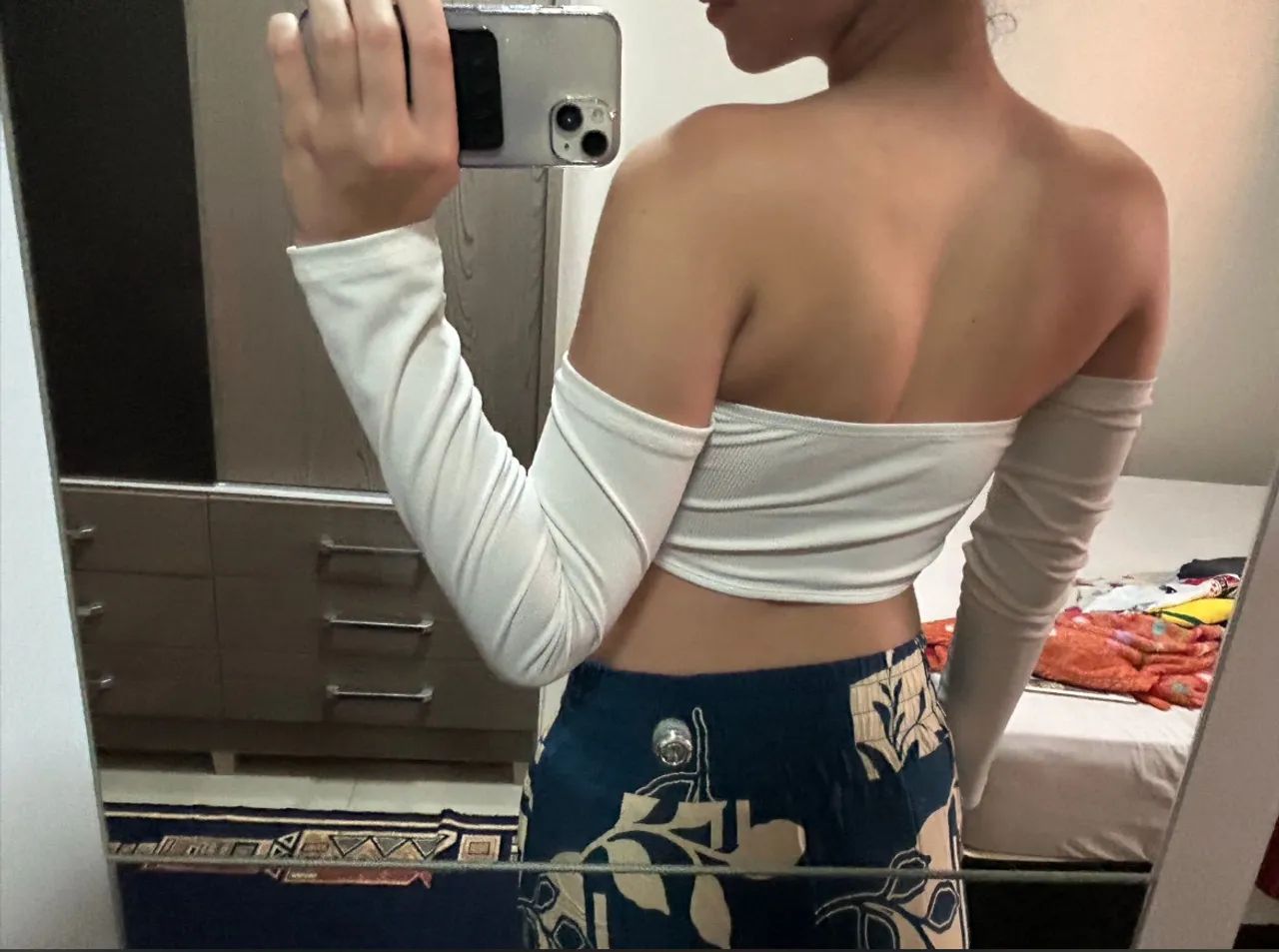 Blusa branca off-shoulder com mangas compridas tube top cropped branco com manga longa  - Foto 2