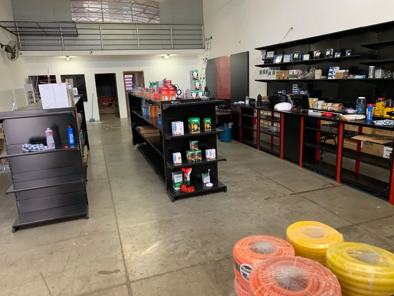 Vende prateleiras e balcão para loja - Foto 2