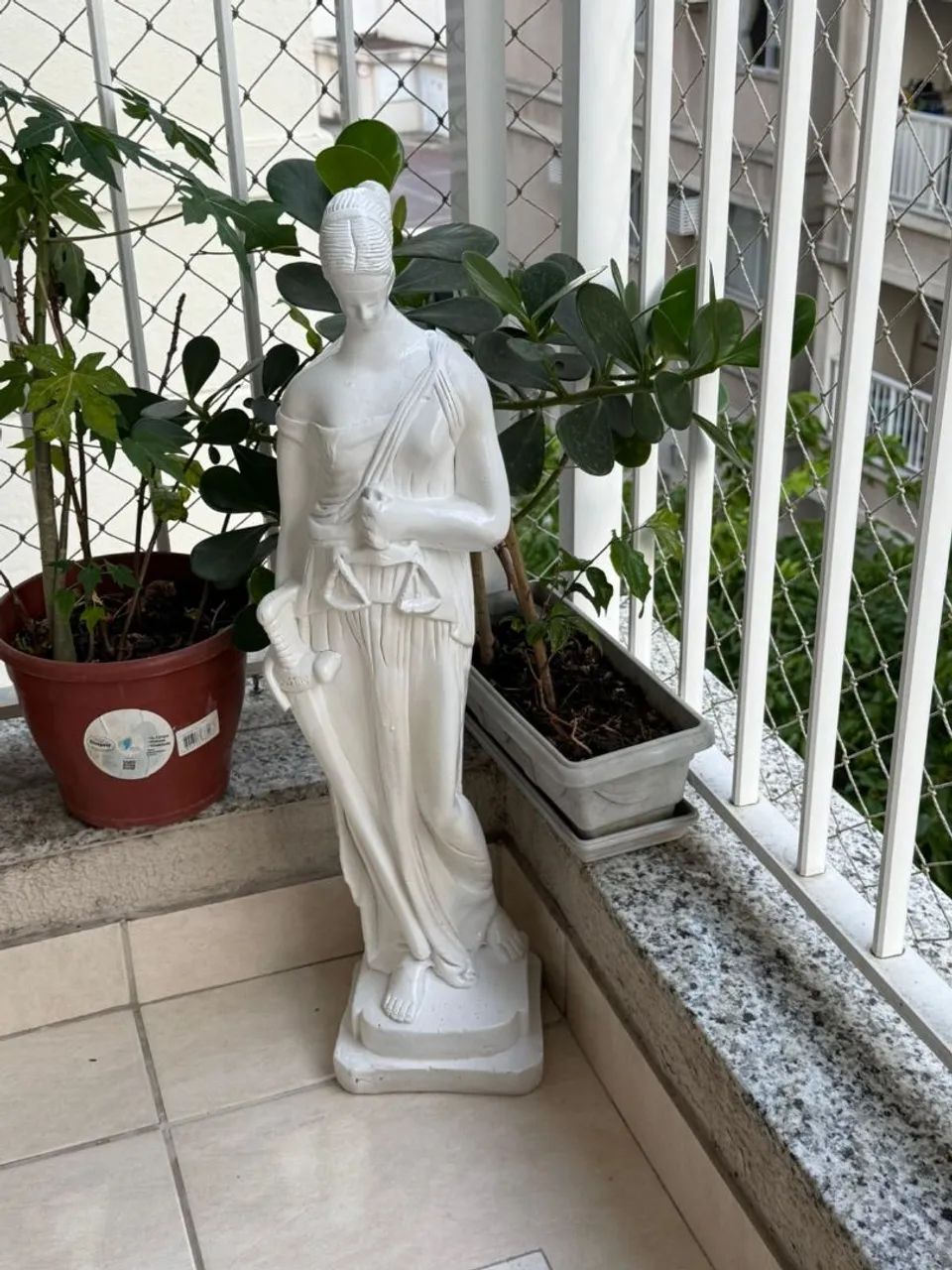 JUSTIÇA: Símbolo de Equidade e Retidão. Representação icônica da deusa romana Justitia