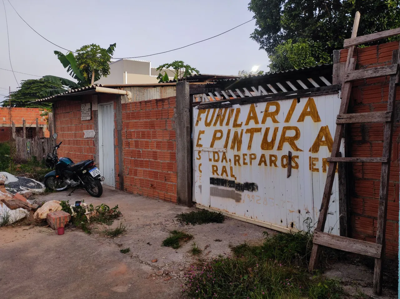 Casa de esquina, Leia o anúncio.