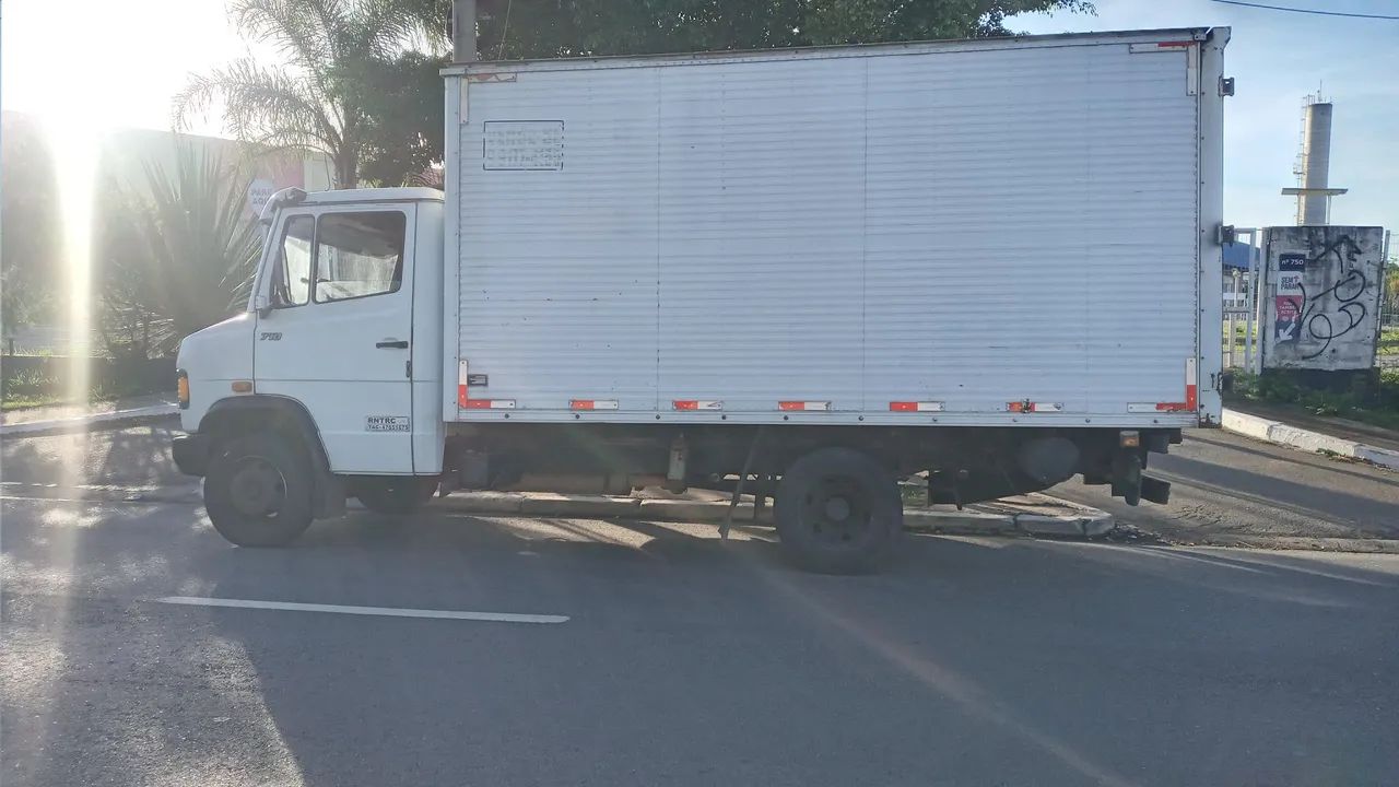 Mercedes-Benz ** Modelo 710 - Foto 2