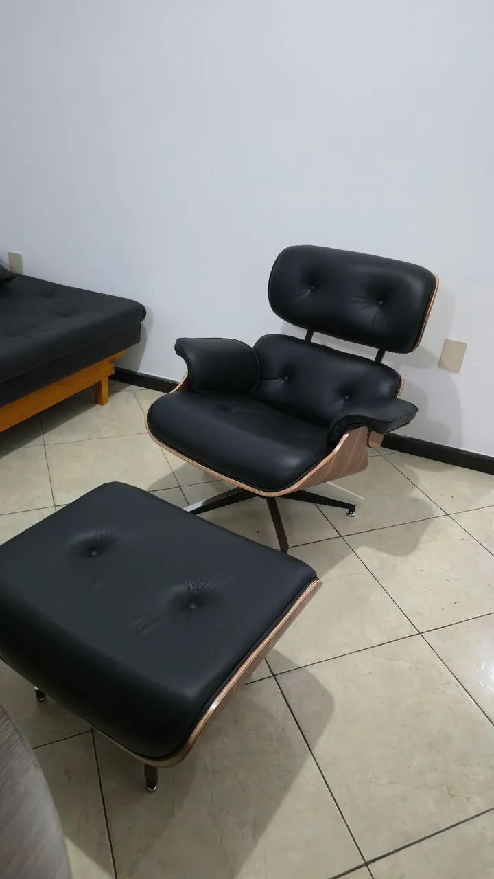 Poltrona e banqueta Charles Eames em couro legítimo. 