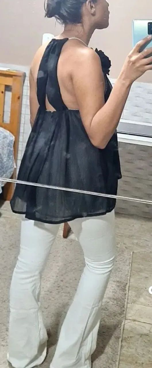 Blusa preto com detalhe de flor - Foto 2