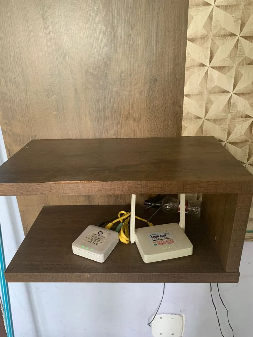 Rack de Parede Amadeirado com Prateleira