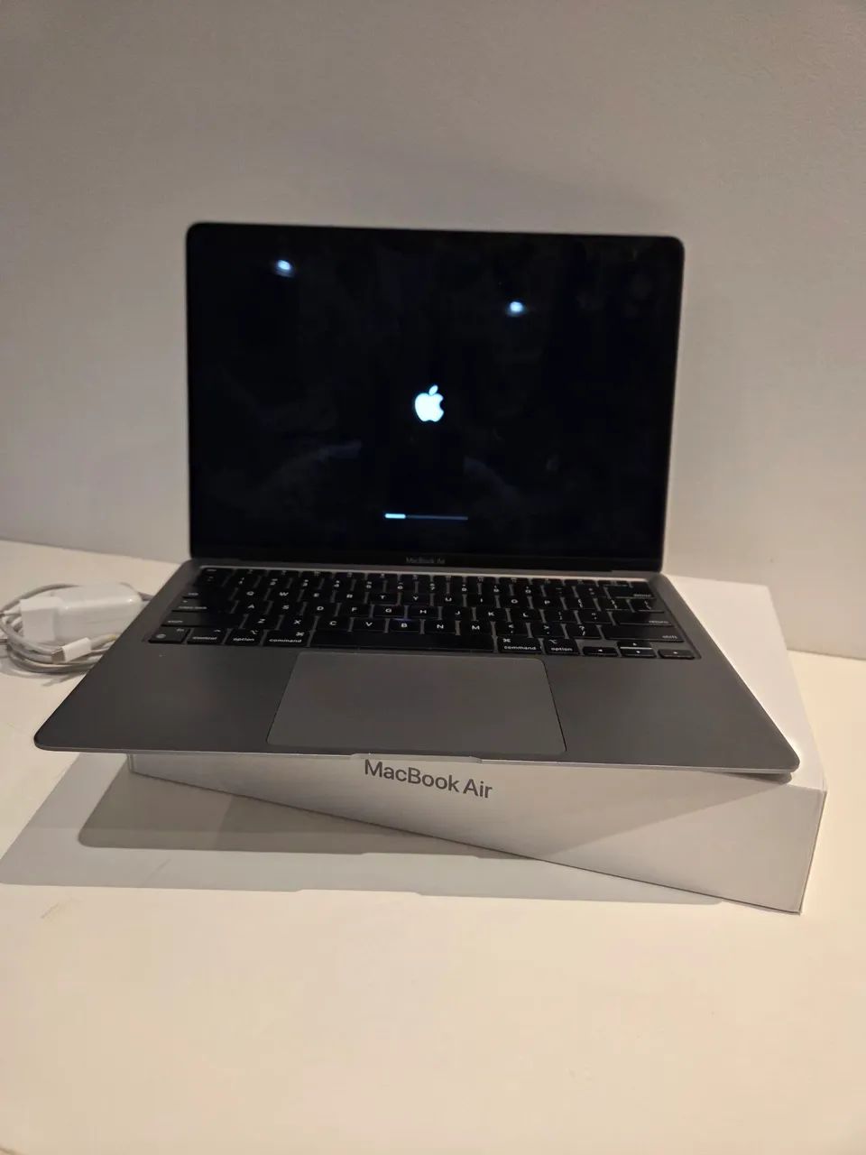 MacBook Air M1 8GB/256GB + macOS 26 - Impecável, com caixa e
