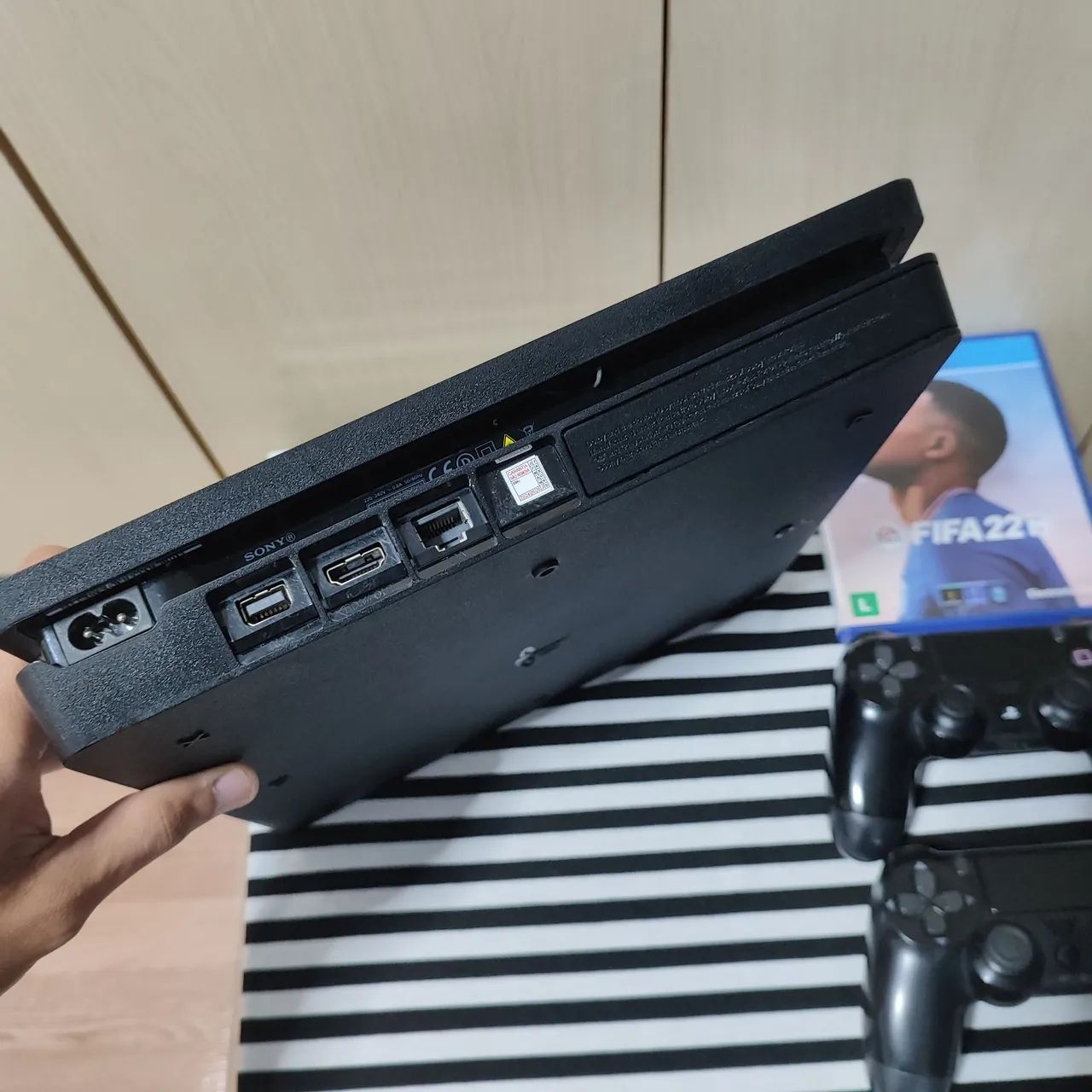 PS4 Slim + 2 controles e FIFA - faço envio  - Foto 5