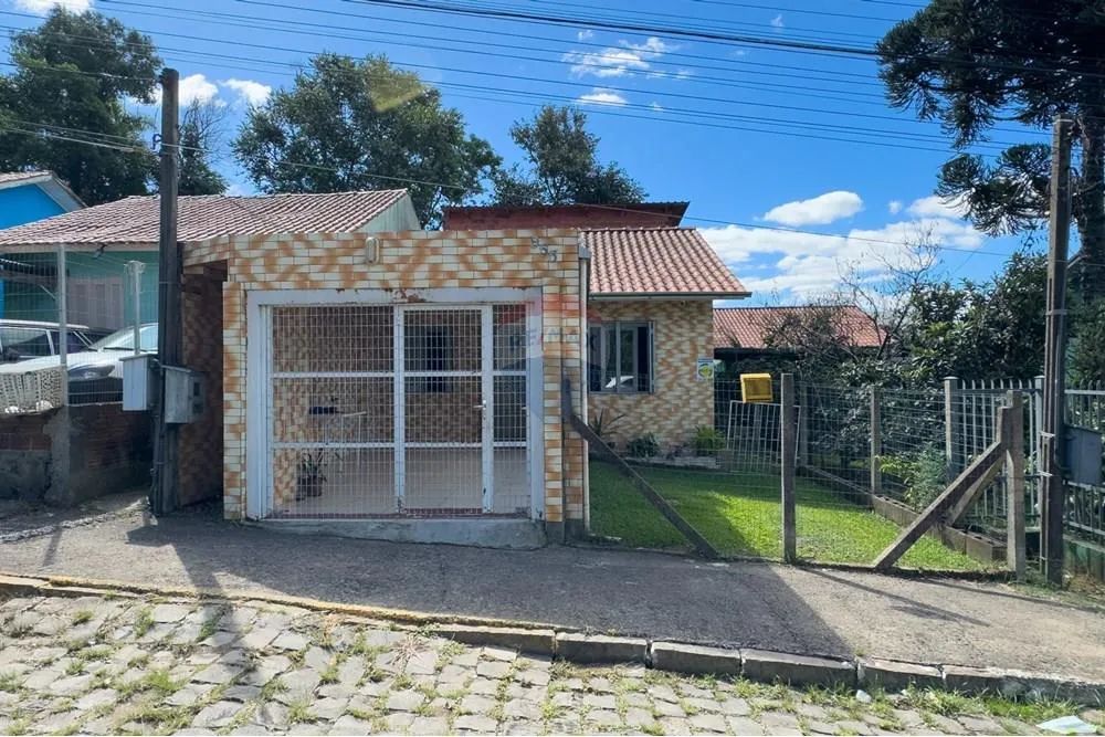 Casa com pátio e toda cercada no bairro Ouro Verde.
