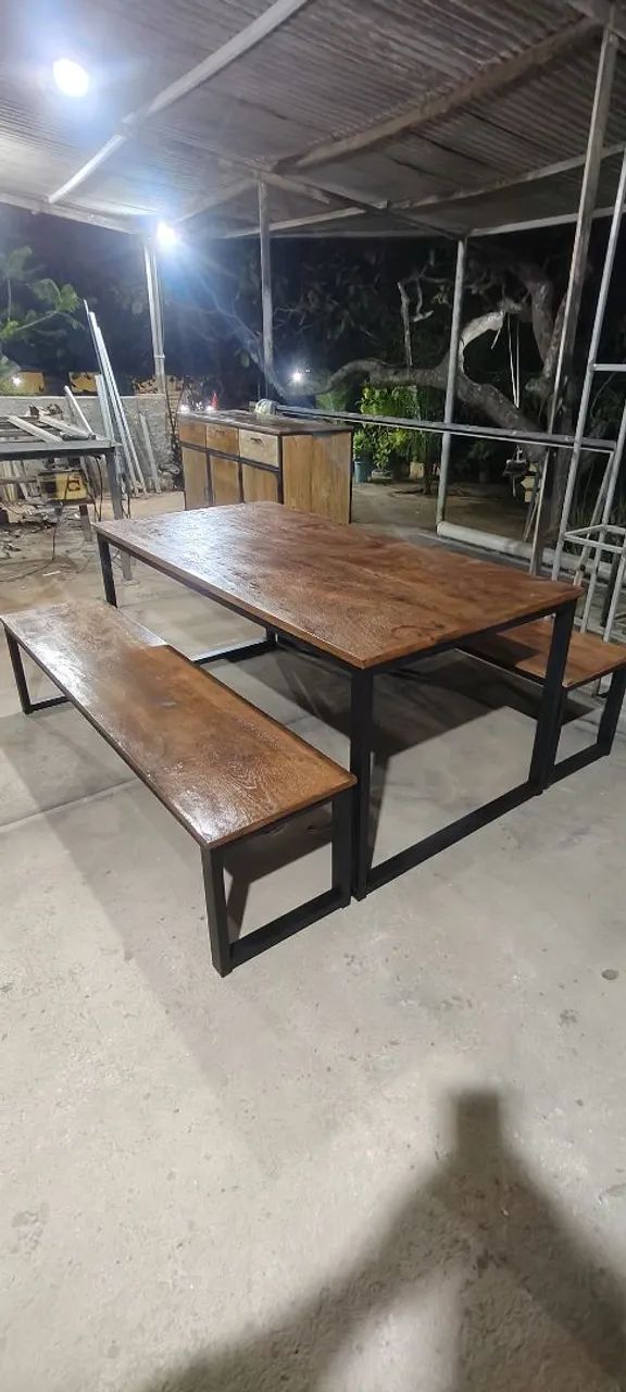 Conjunto de Mesa e Bancos em Madeira e Aço - Foto 2