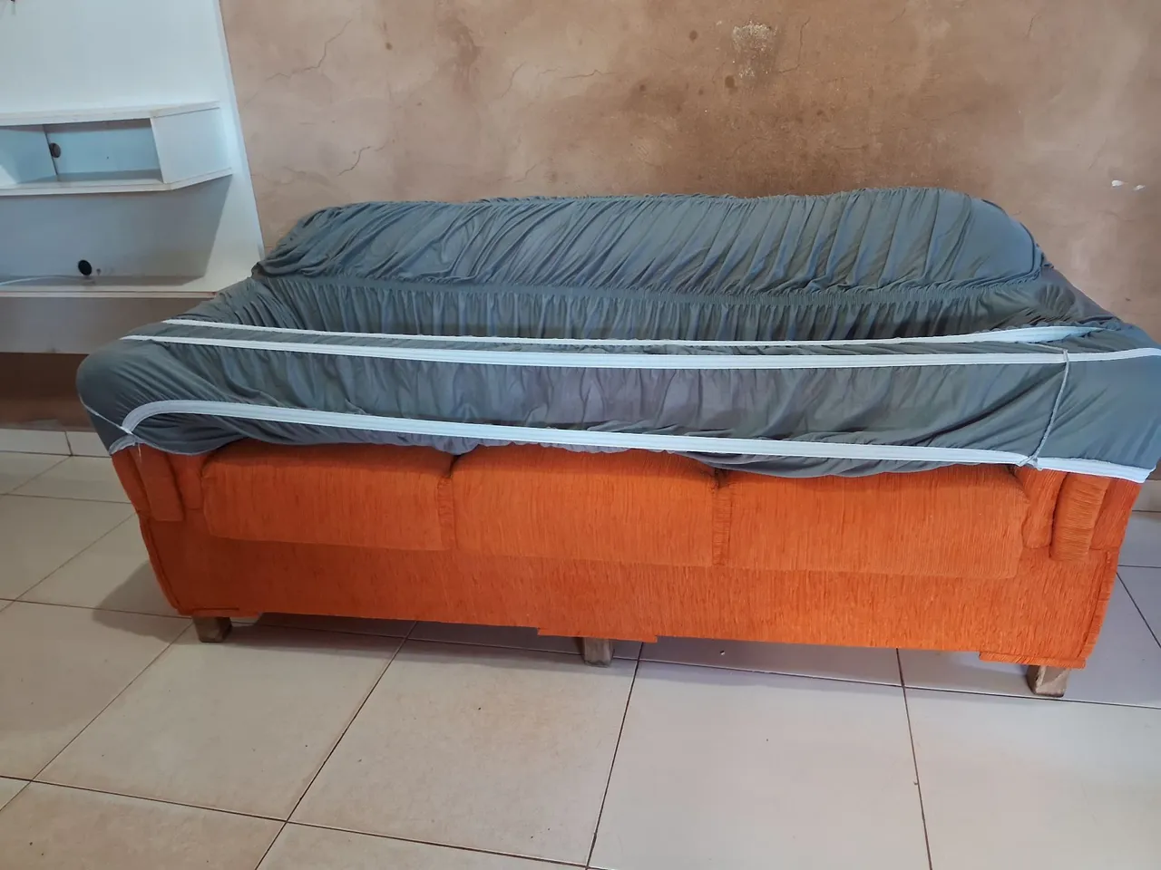 Sofá laranja 2 lugares com capa cinza de brinde