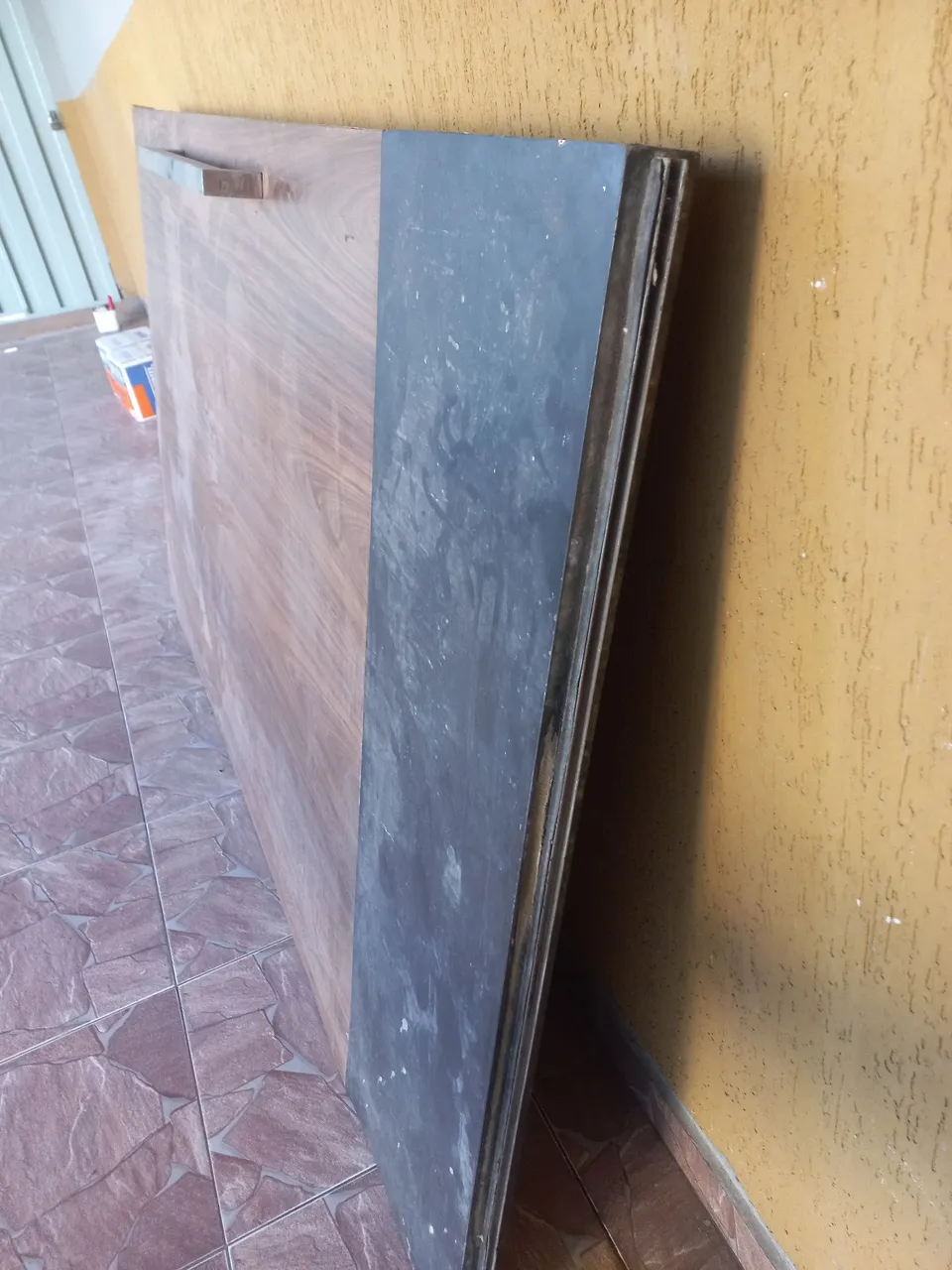 Porta de. Madeira bem resistente , larga com pega mão em inox