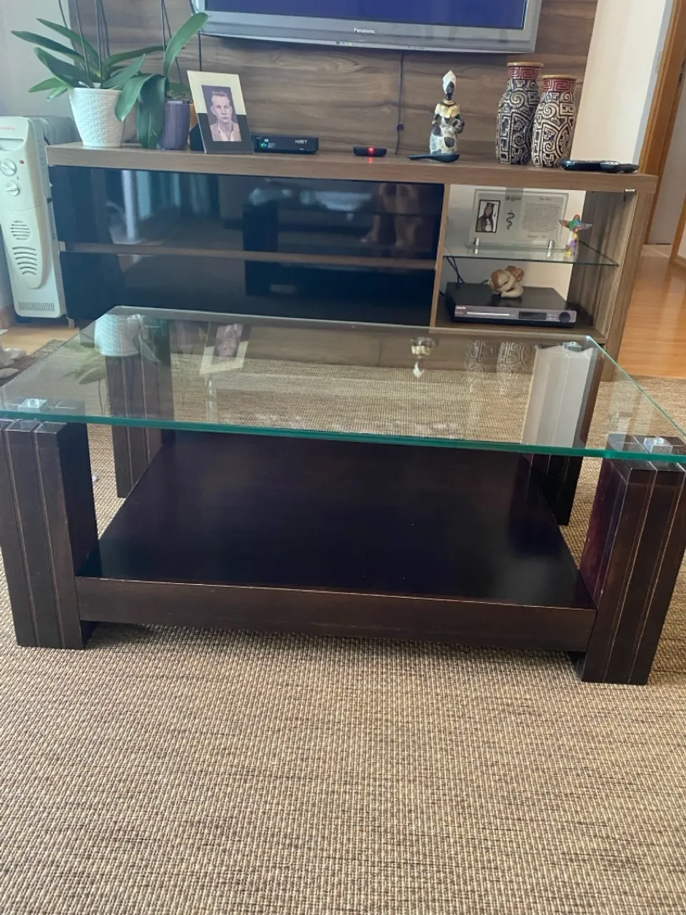 Mesa de centro com tampo de vidro e base de madeira