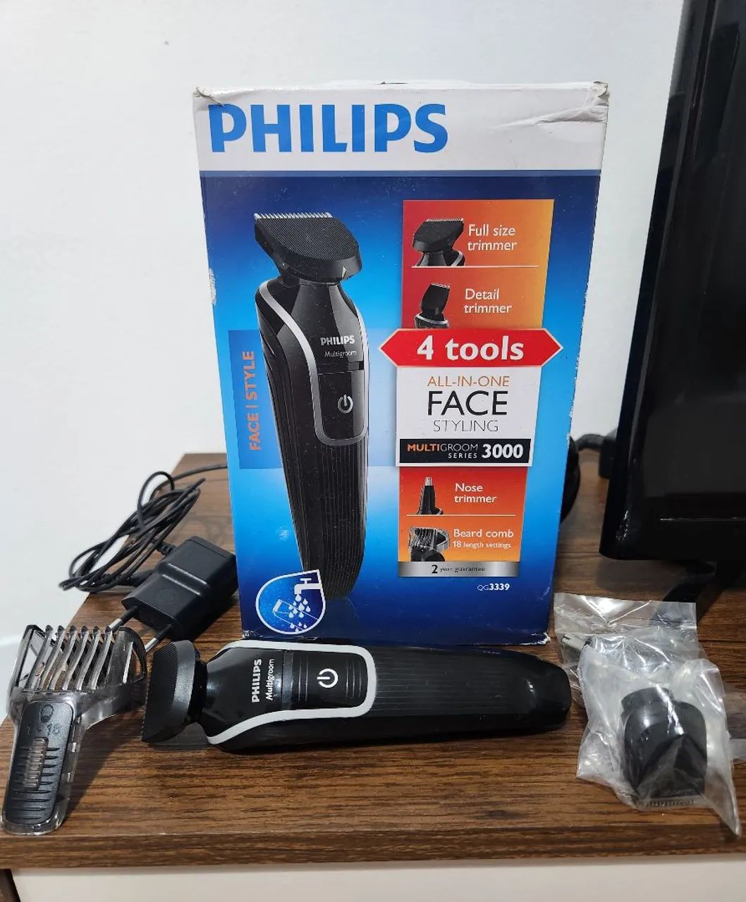 Barbeador elétrico Philips Multigroom Series 3000 - aparador de pelos - com caixa - Foto 2