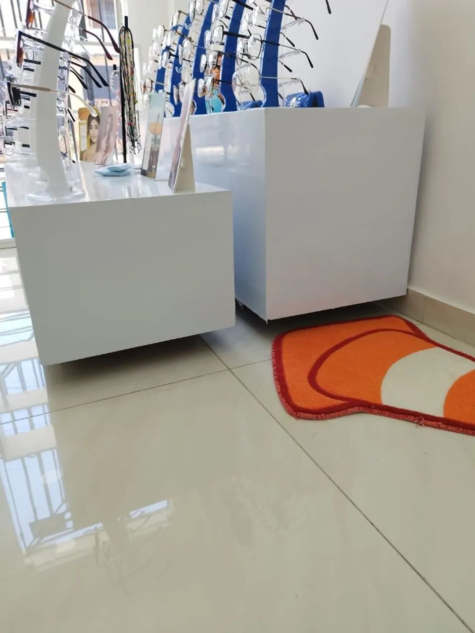 Móveis Expositores com rodinhas e adesivados  - Foto 2