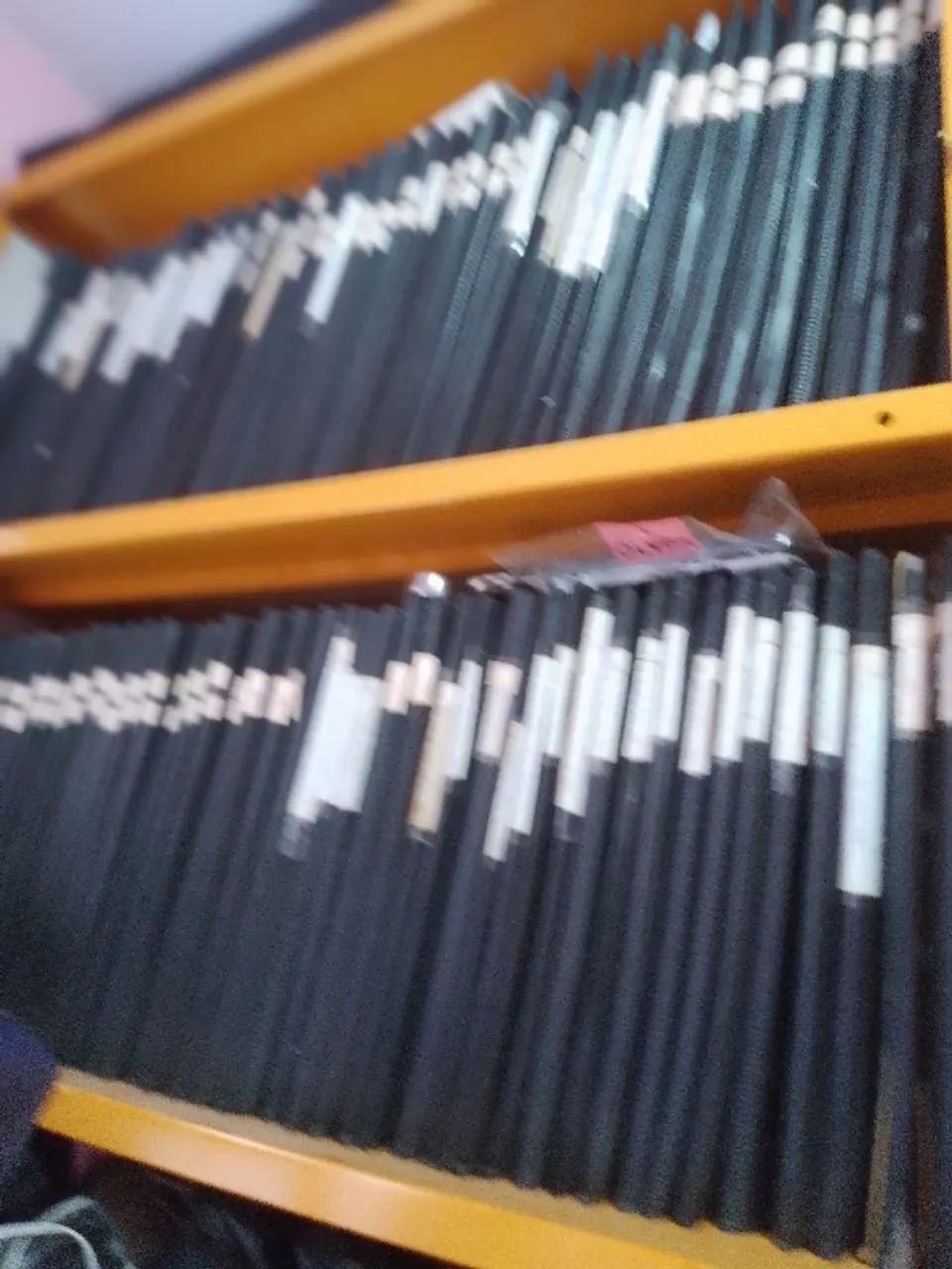 modulos de aço na parede, com 300 pasta catalogo com partituras de piano;