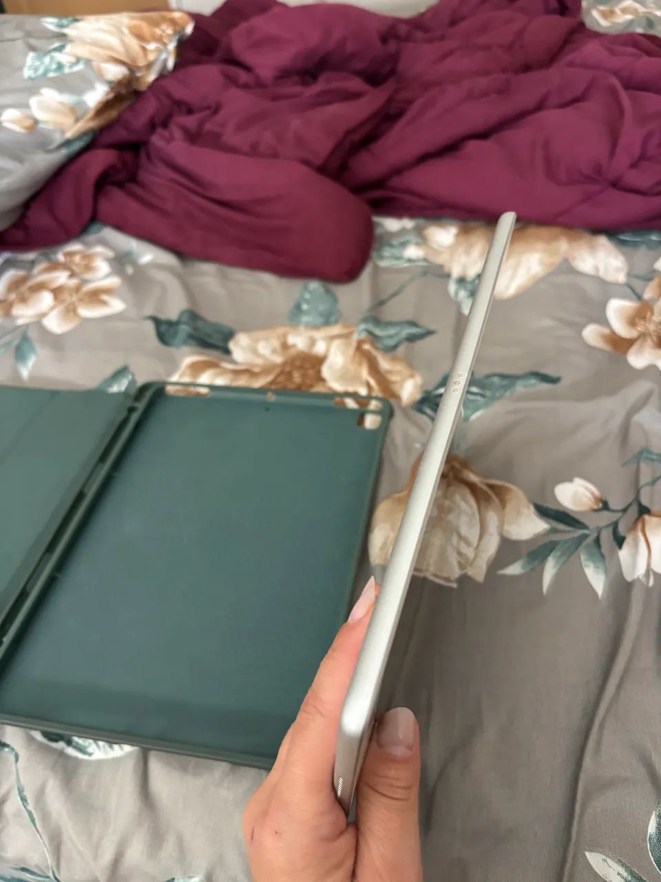 iPad 7 / 32GB / carregador, caixa original e capa - Foto 2