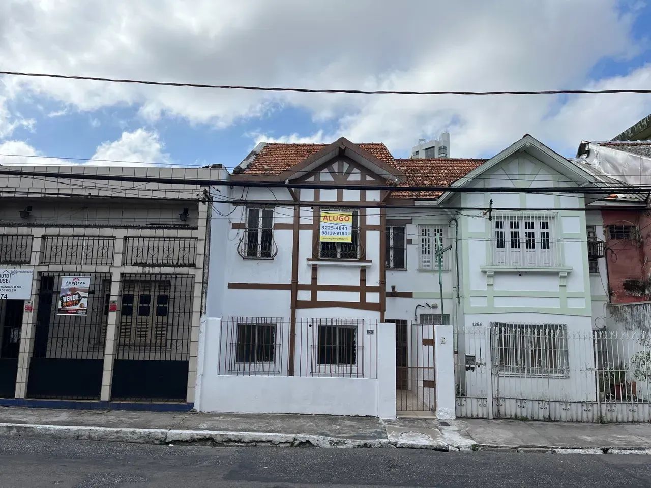 Alugo casa com 5 quartos no Reduto