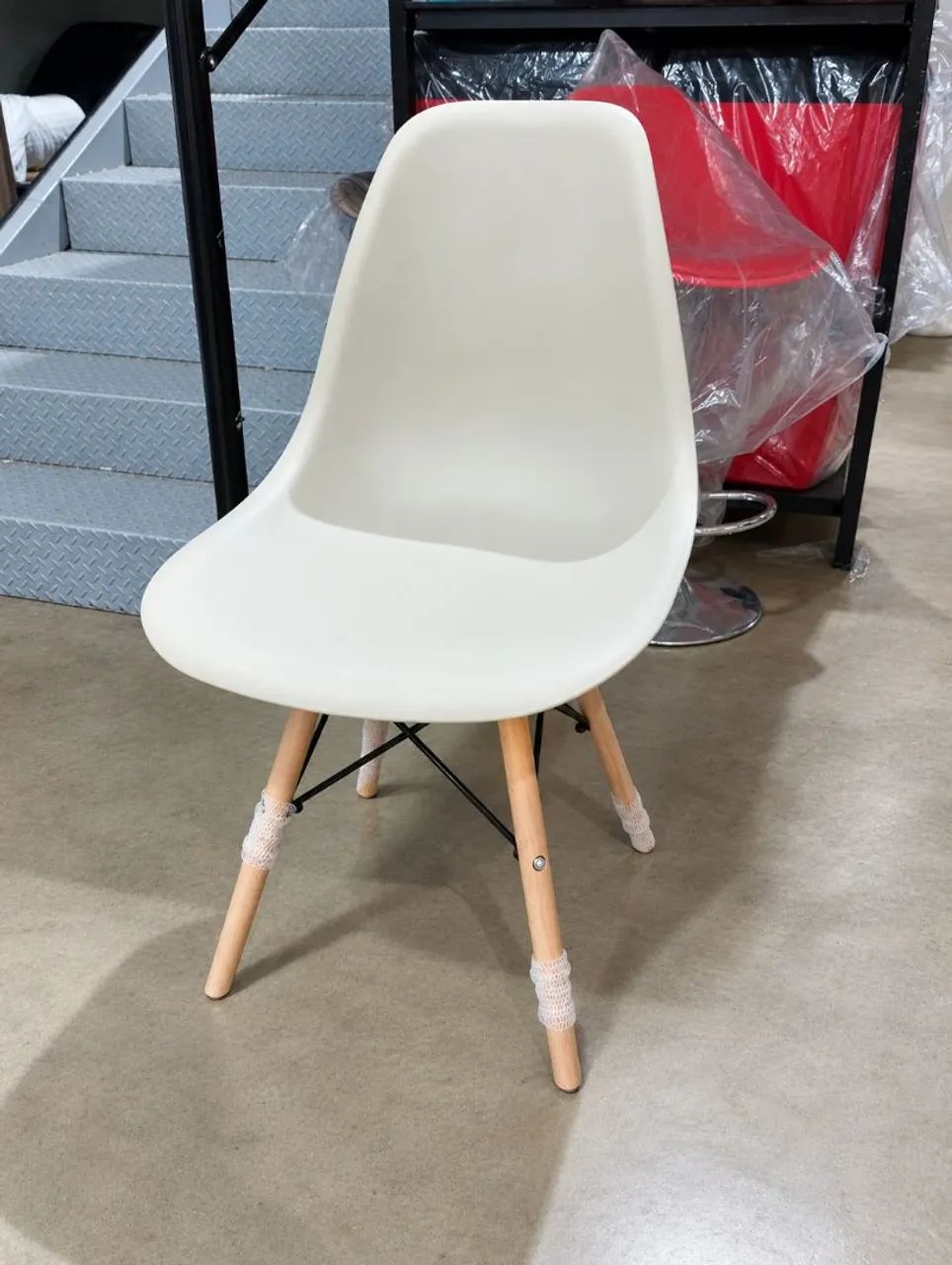 Cadeira Charles Eames Creme Com Base de Madeira