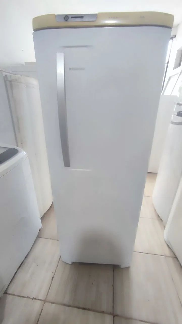 VENDO GELADEIRA ELECTROLUX FUNCIONANDO PERFEITAMENTE - Geladeiras