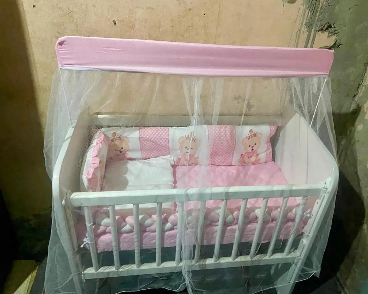 Mini berço com grade móvel acompanha com colchão e kit berço 