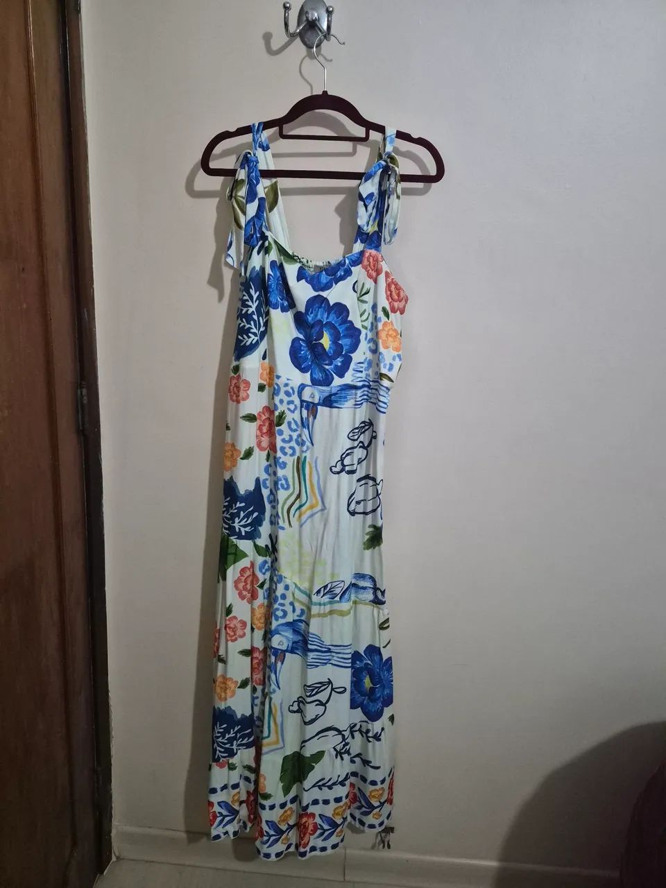 Vestido longo estampado com alça ajustável 