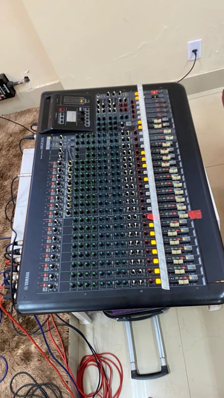 Mesa de som Yamaha 24 canais com Case - Foto 3