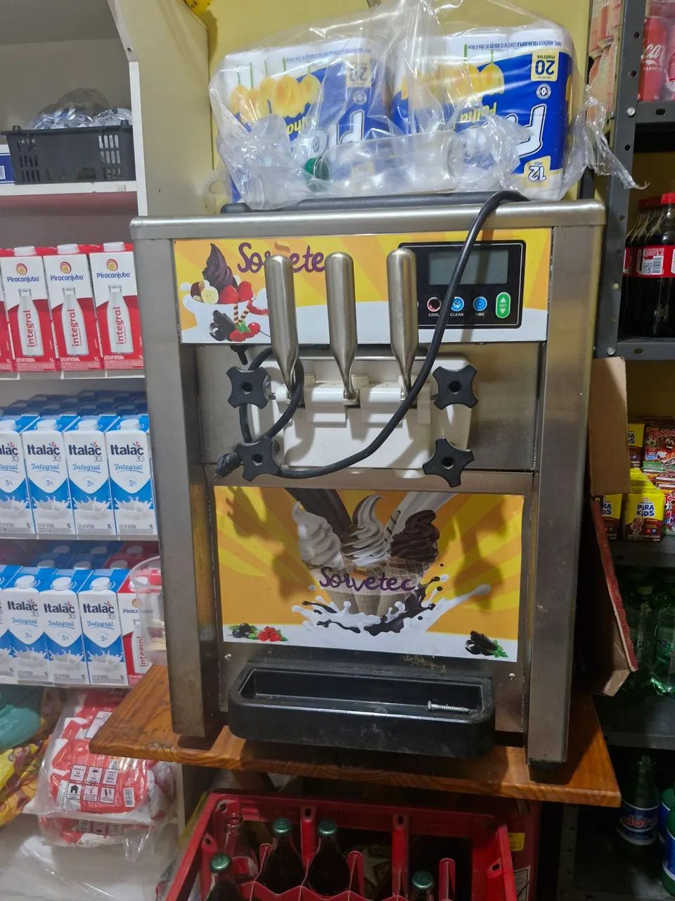 Maquina de Sorvete semi nova 
