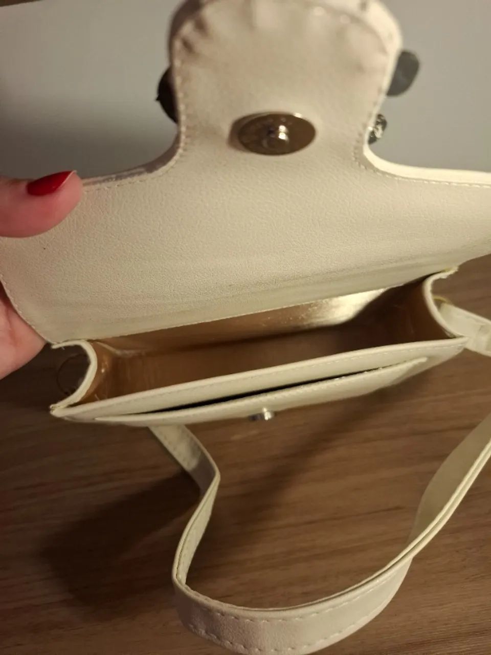 Bolsa Tiracolo Off-White com Fivela Dourada - Foto 3