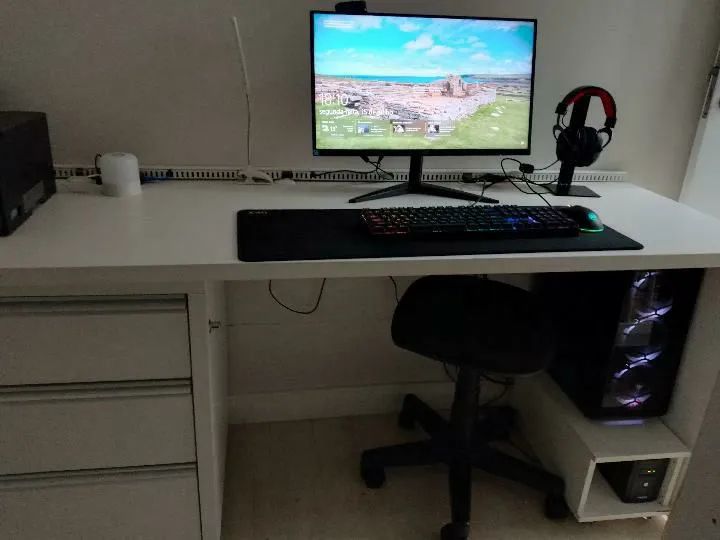 Computador com mesa sob medida e gaveteiro incluso.