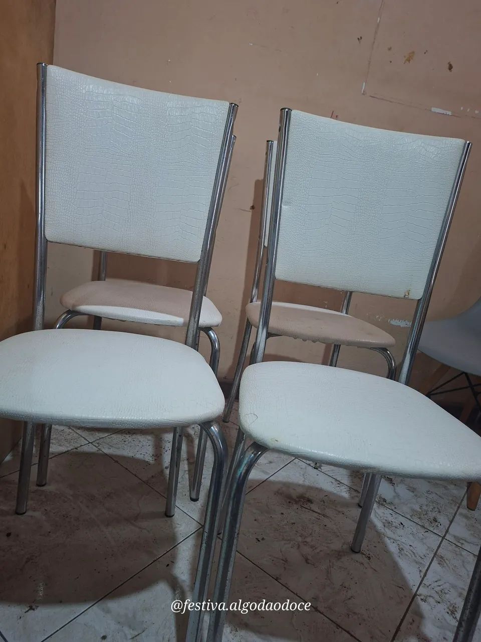 Conjunto cadeiras de ferro com forro corrido branco 