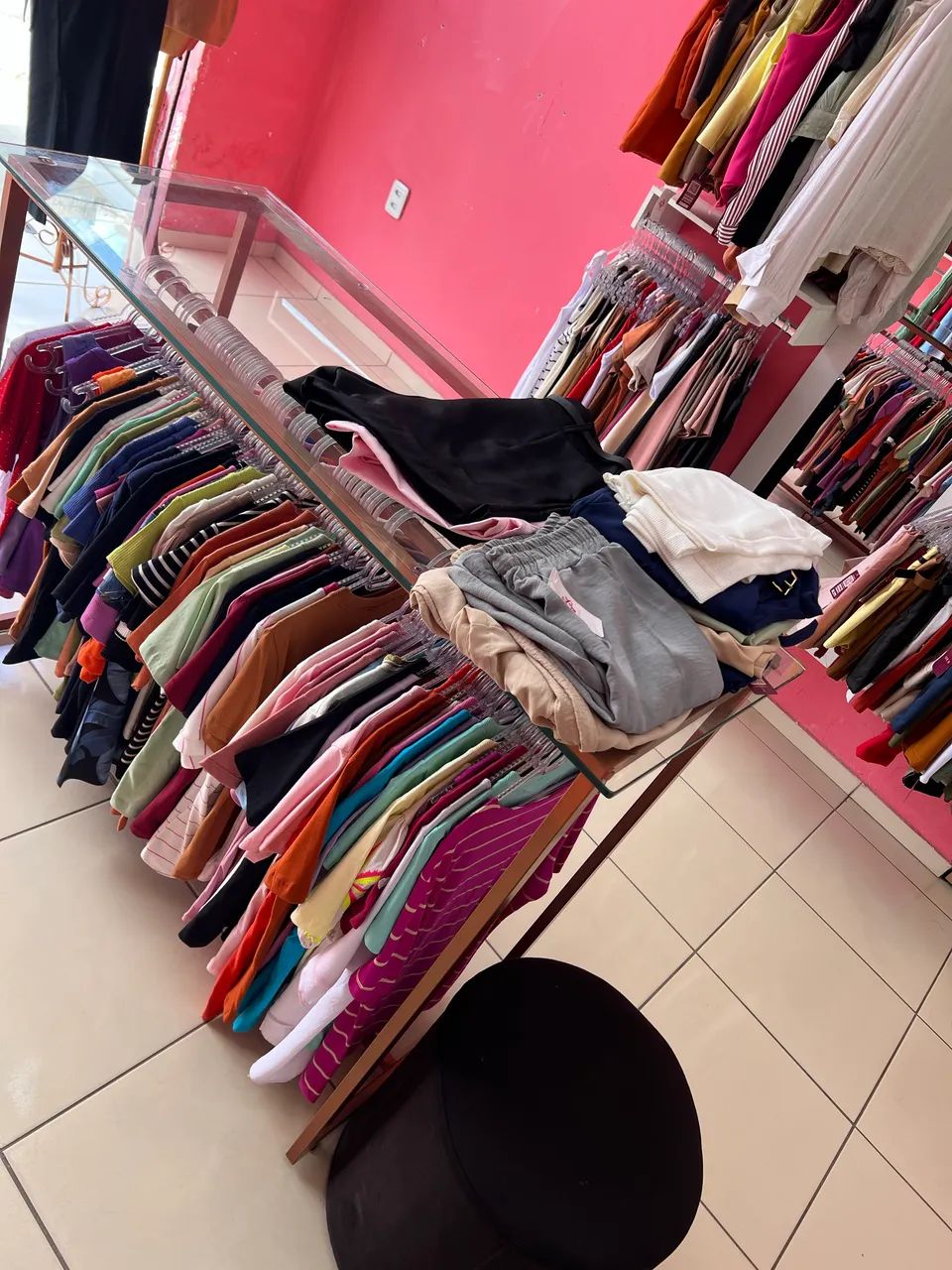 Móvel/ Arara central de vidro para loja de roupa  - Foto 3