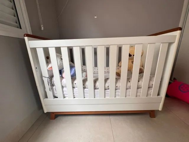 Quarto Sorrento Branco Premium: Cômoda + Berço Mini Cama com Molduras e Pés Mel - Foto 2