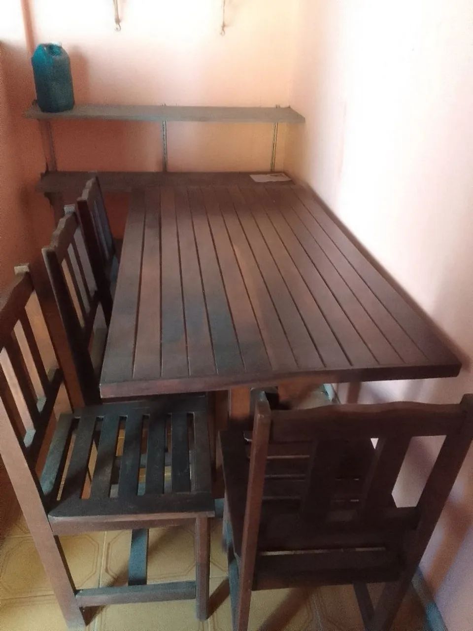 Mesa de madeira maciça.