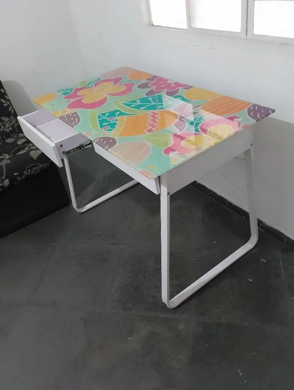 Sofás 1 e 2 lugares e mesa ferro e tampo blindex decorado