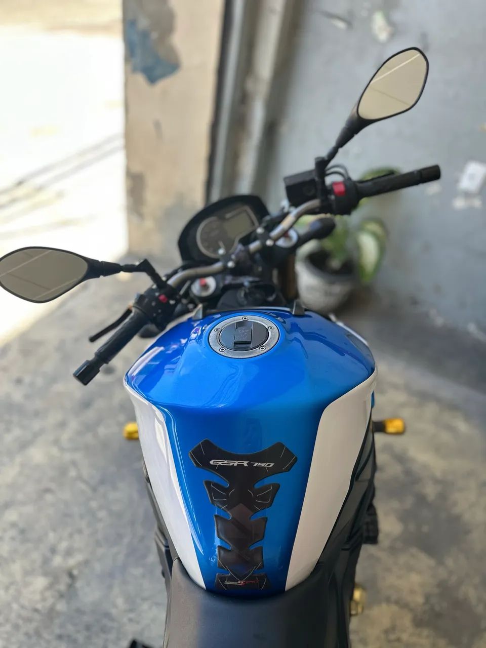 SUZUKi GSR 750  - Foto 2