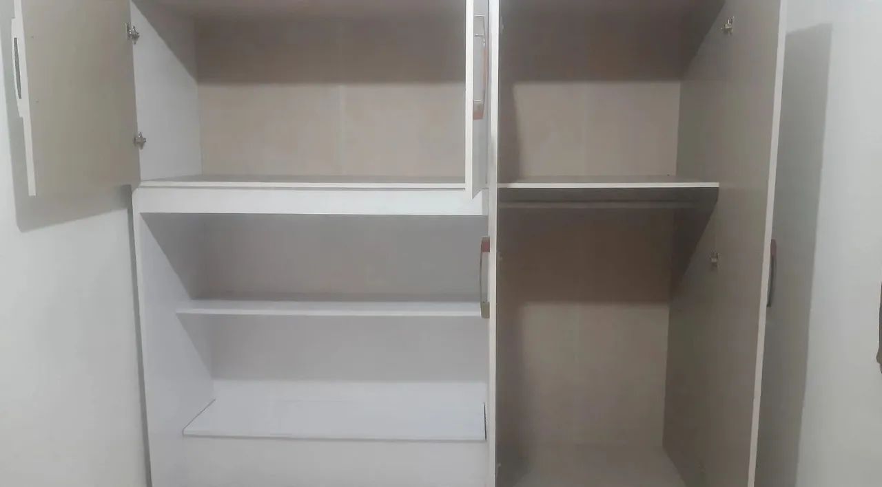 Guarda roupa com 4 portas, e 3 gavetas  - Foto 2