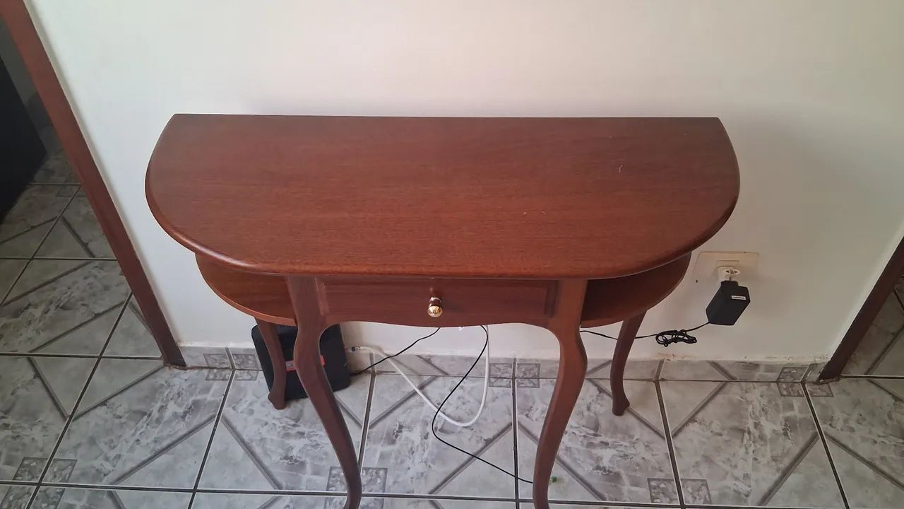 Aparador meia-lua de madeira, modelo clássico com uma gaveta central e pés curvos. - Foto 3