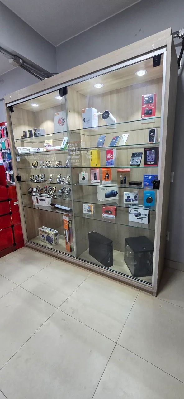 Vitrine de vidro e MDF iluminada