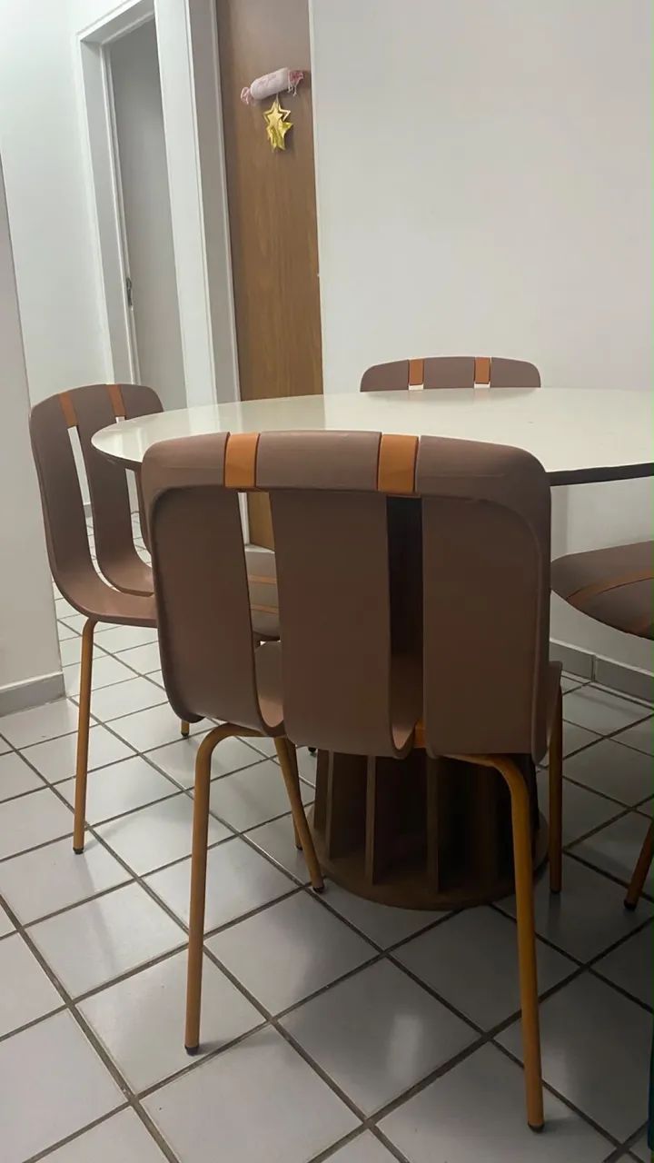 Conjunto de 4 cadeiras e mesa de centro  - Foto 3