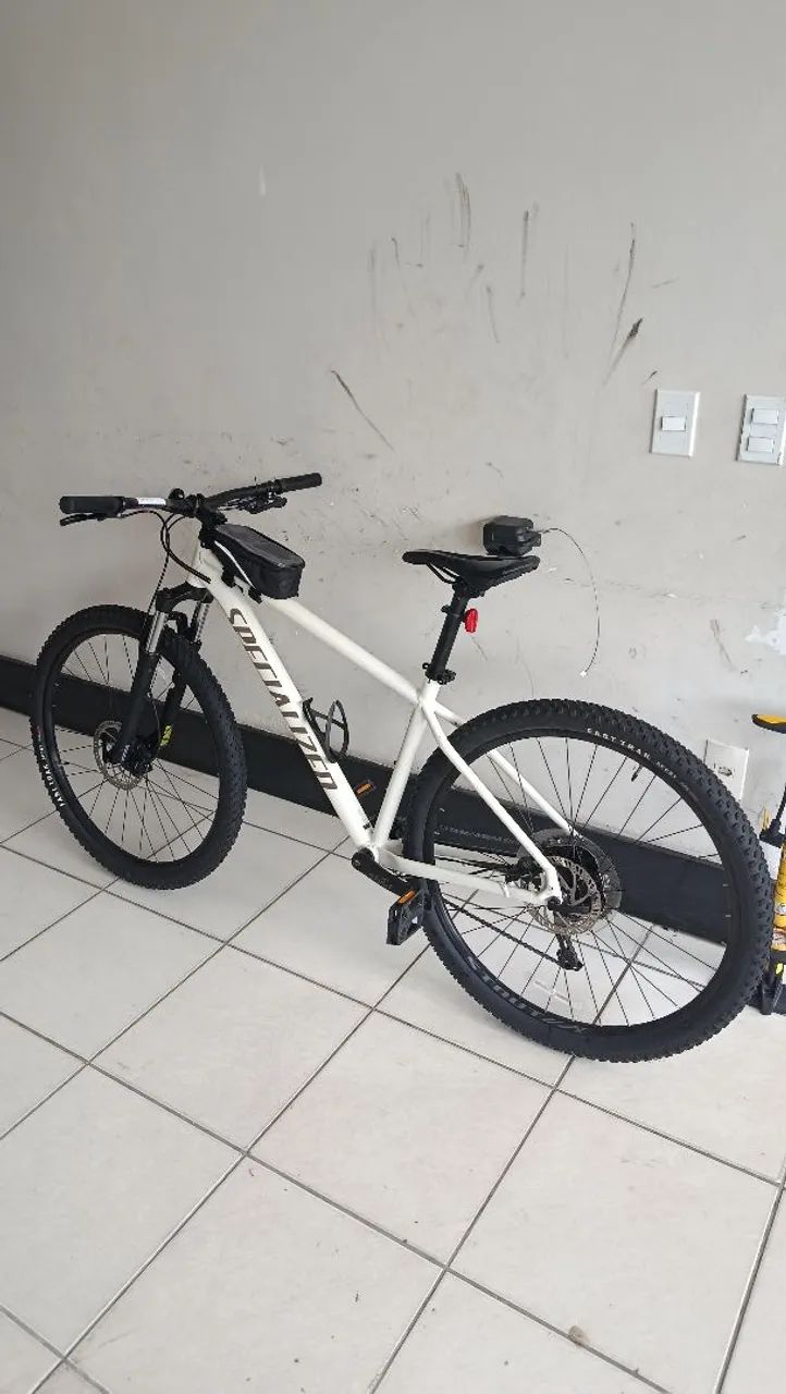 Bicicleta Specialized Rockhopper Comp 29 + capacete e bomba de ar