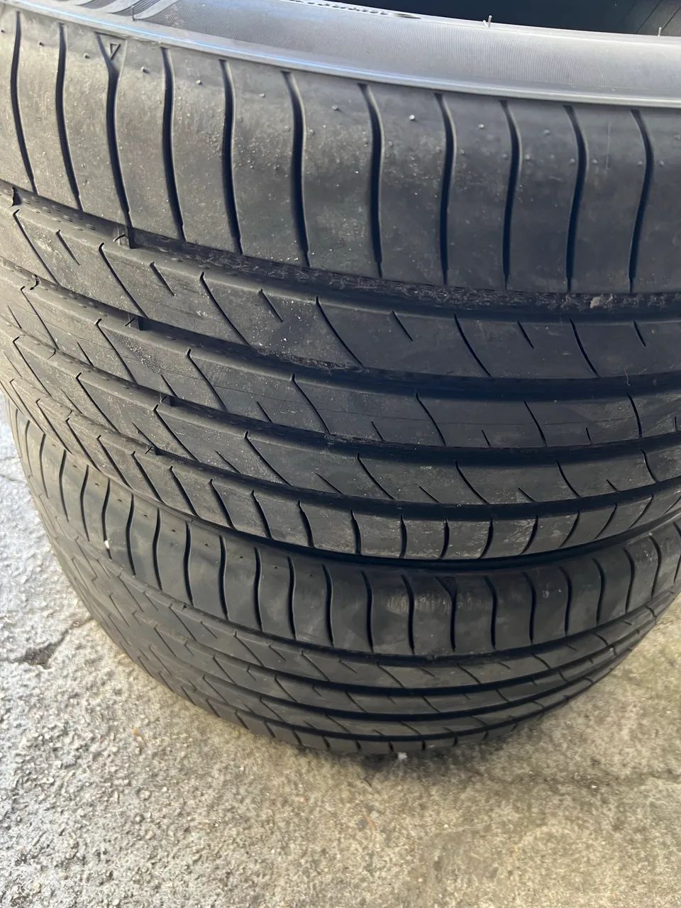 Pneus 275/40r20 praticamente zero