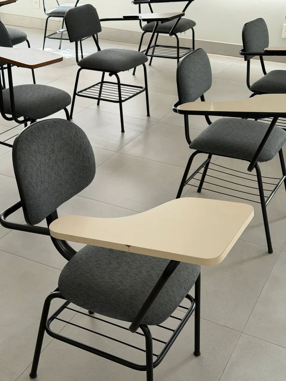 cadeiras universitárias estofadas com prancheta  - Foto 4