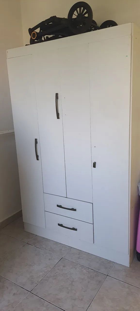 Mini cama e guarda roupa 