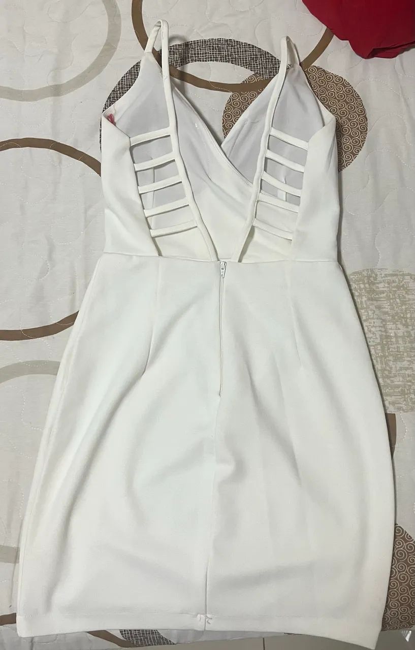 Vestido off white. Com detalhe lindo nas costas. Com bojo e forro. 