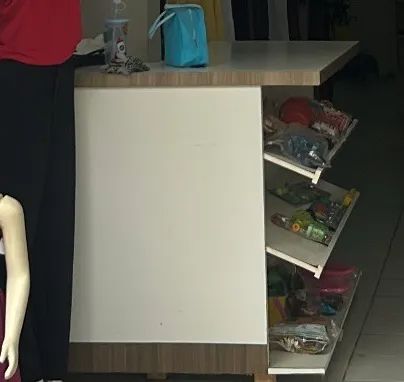 Móveis para montar lojas de roupas
