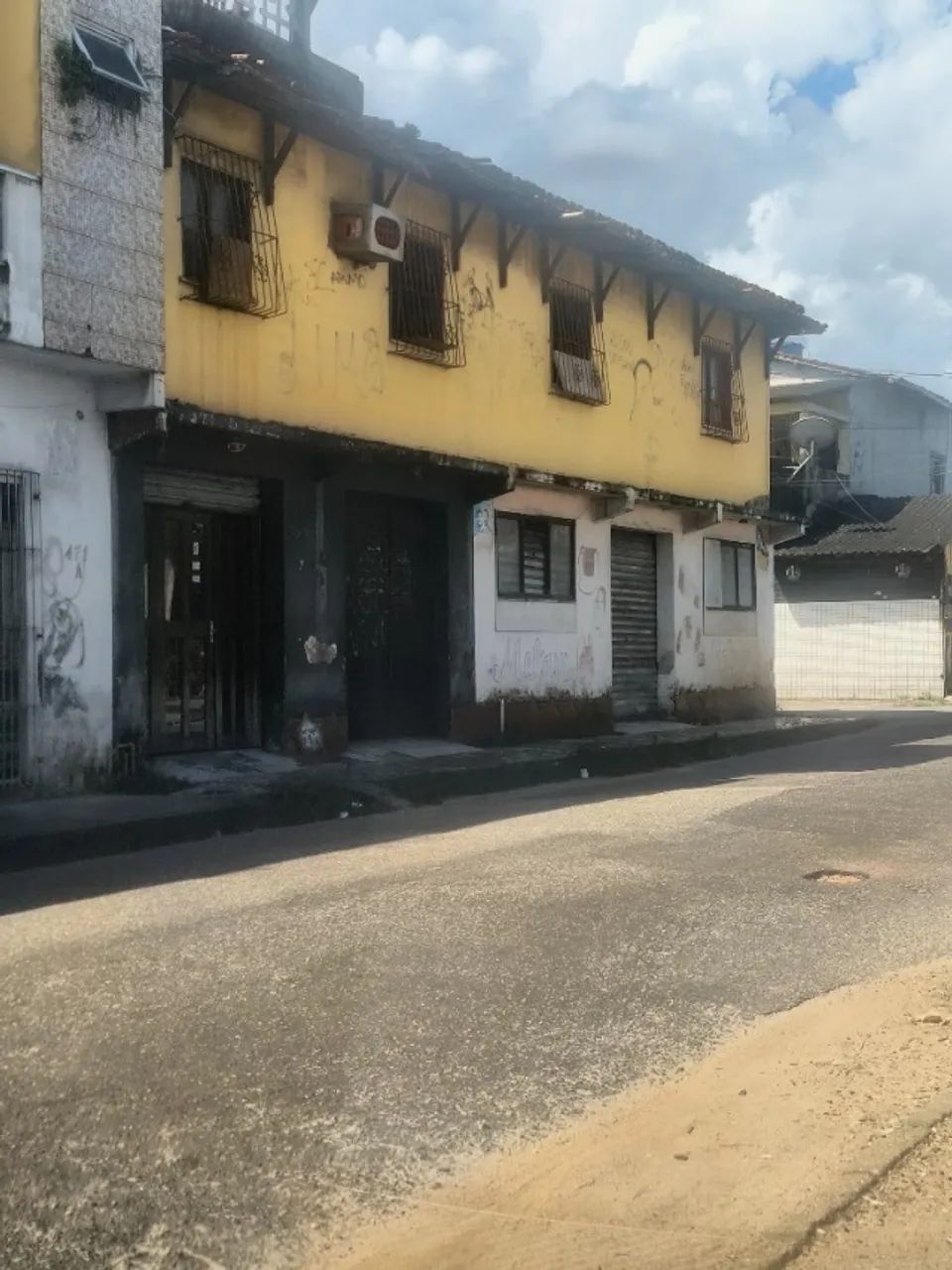 Vendo casa de 3 andares com pontos comerciais em Val de cães 