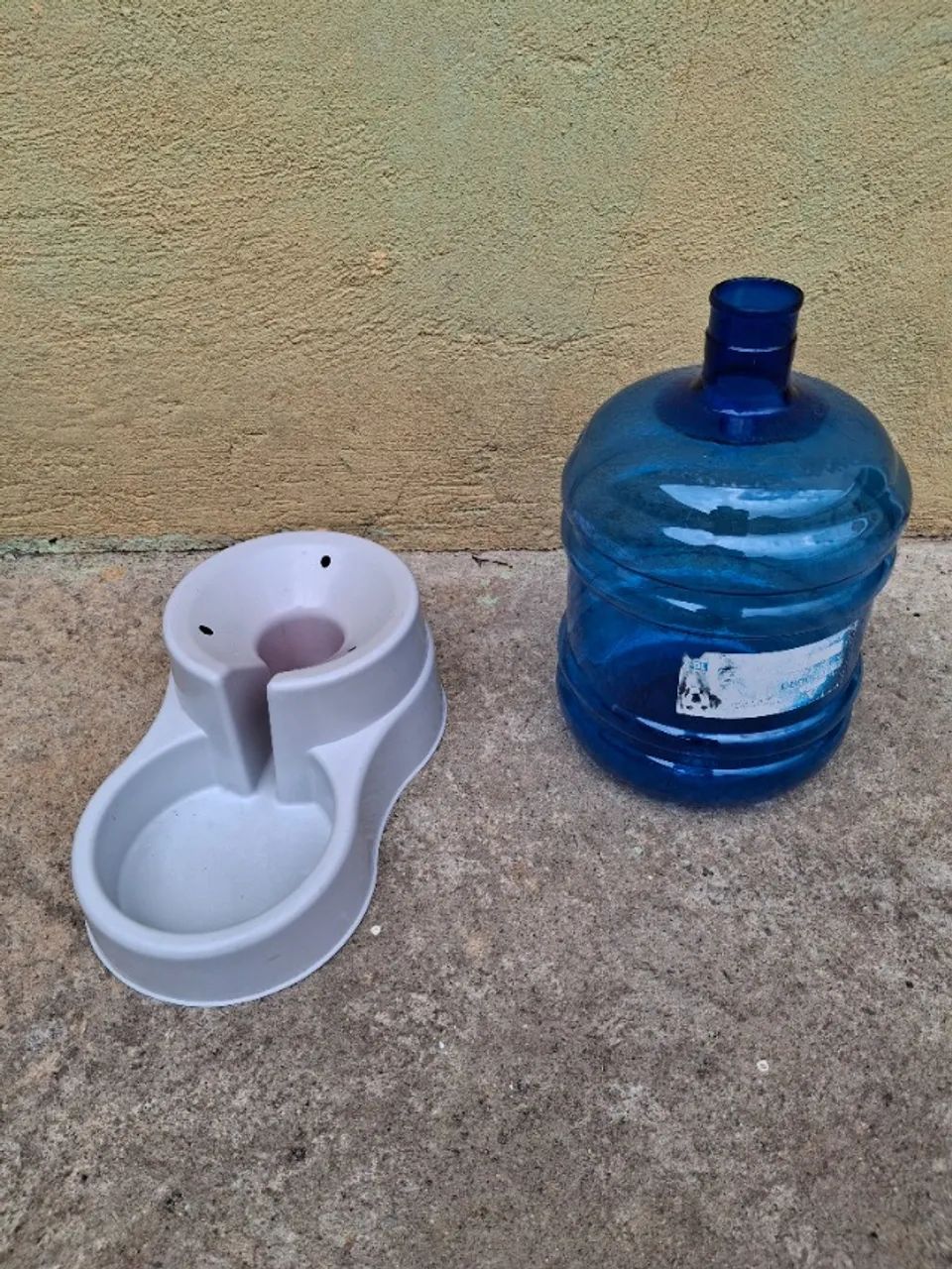 Bebedouro de plástico, para cachorro, com galão de 10 litros.
