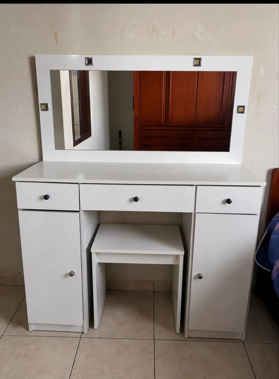 Vendo penteadeira com banquinho 