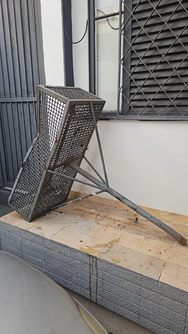Lixeira de Ferro para Calçada / Muro - Resistente