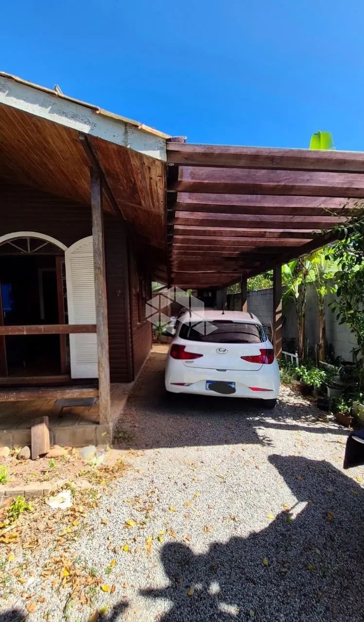 Casa 4 dormitórios com amplo pátio e um apartamento s na Barra da Lagoa - Foto 3