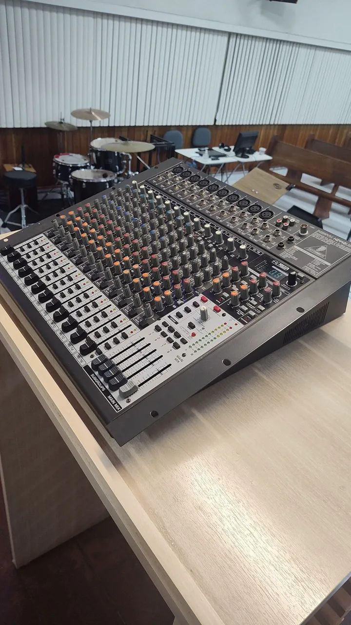 Mesa de Som Behringer Xenyx X2442USB - 24 Canais c/ Efeitos e Interface USB - Foto 5